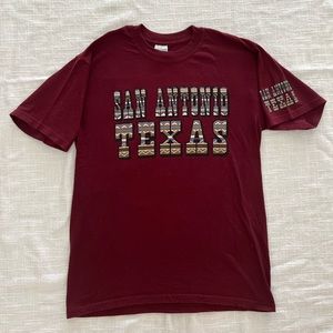 ❣️2/$25❣️ SAN ANTONIO, TEXAS maroon adult gildan T-shirt | MEDIUM